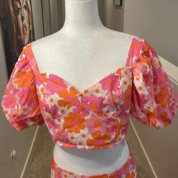 Collective the Label Petite exclusive frill hem mini skirt in 60s floral… - Picture 6 of 16